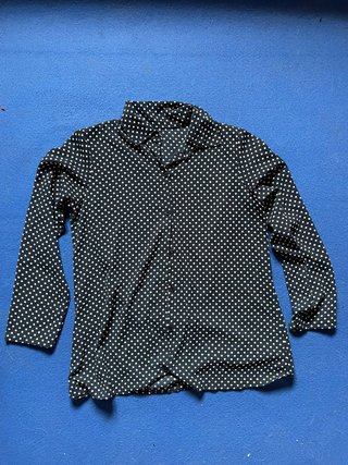 Camisa negra de manga larga con lunares
