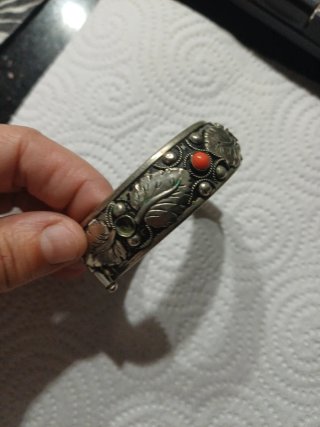 Brazalete antiguo de metal plateado