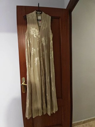 Vestido Largo con Toques Dorados