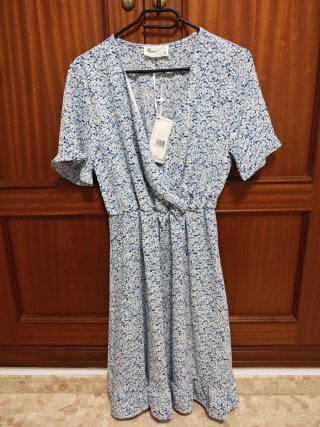 Vestido corto floral azul y blanco