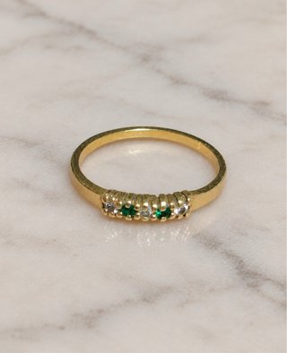 Anillo de Oro 18 quilates con piedras.