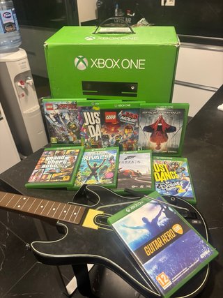 Lote Xbox One con Kinect, 8 Giochi e Guitar Hero