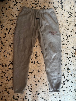 Pantalón Fear of God Essentials Gris Talla M