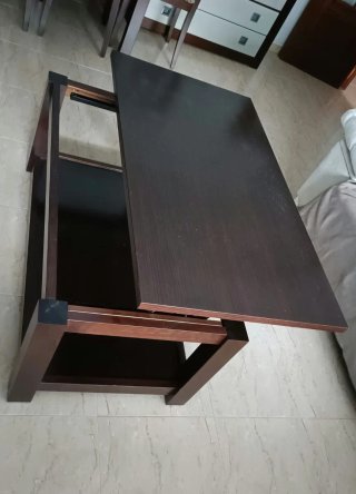 Mesa abatible de centro rectangular de madera.