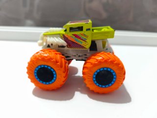 Hot Wheels Monster Trucks Bone Shaker BRILLA
