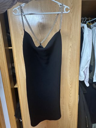Vestido negro con tirantes de cadena