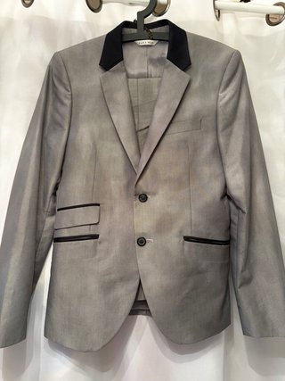 Traje Zara Gris con Solapas Negras