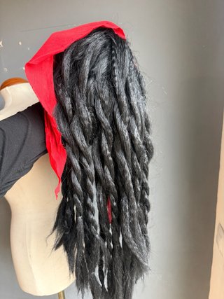 Peluca rastas negras con pañuelo rojo