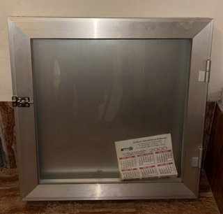 Escaparate de Aluminio con Puerta