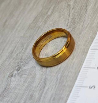 Anillo de Titanio Dorado
