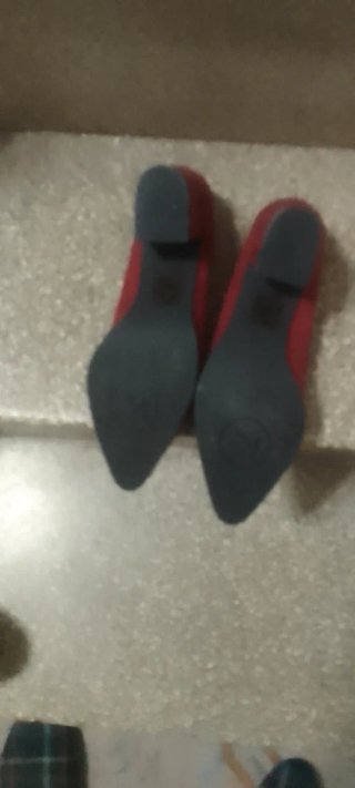 Zapatos de vestir rojos,con detalles delante