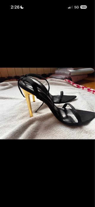 Tacones Altos Negros y Dorados