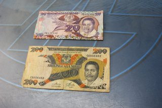 Tanzania, 2 billetes de 20 1985-90 y 200 shilingi