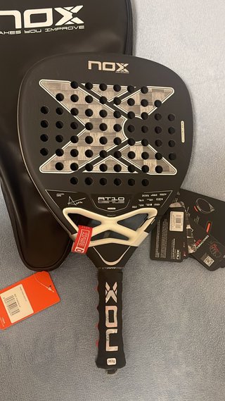 Pala Pádel Nox AT10 Attack 18K 2026 Agustin Tapia