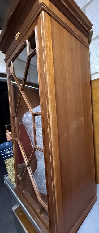 Vitrina pequeña de madera