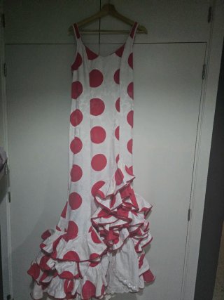 Traje de flamenca blanco con lunares rojos