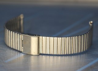 03. Correa acero inox. Armis. 20 mm. Acabado alterno liso y relieve. Cierre tipo pulsera.