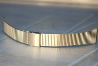 05. Correa acero inox. Armis, milanesa. 18 mm. Cierre tipo pulsera.