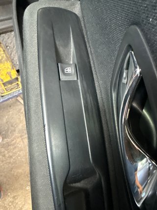 MANDO ELEVALUNAS DELANTERO DERECHO Renault Megane III Berlina 5P (2008->)
