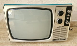 Televisión con 4 valvulas Telefunken Bahía