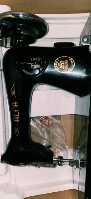 Máquina de coser antigua Alfa