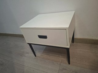 Mesita de noche blanca con cajón