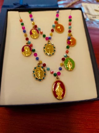 Conjunto Gargantilla y Pulseras Virgencitas