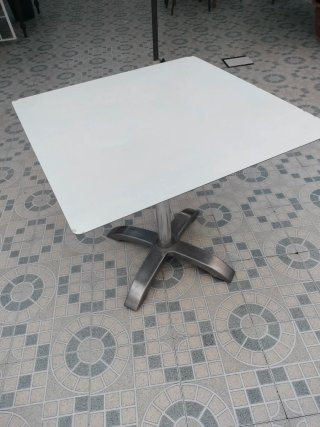Tavolo da bar quadrato