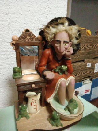 Figura Decorativa de Bruja con Ranas