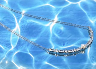 Collar de plata con perla y piedras brillantes