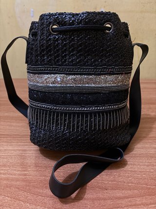 Bolso saco negro abalorios y brillo bandolera