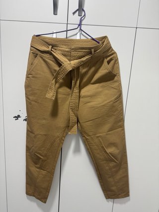 Pantalón de mujer beige con cinturón