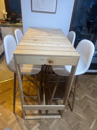 Buscando nuevo hogar para mesa alta y 4 taburetes!
