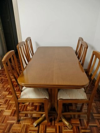 Conjunto de mesa y 6 sillas de madera