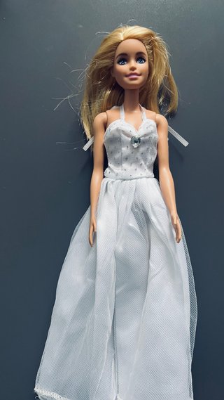 Barbie con abito bianco