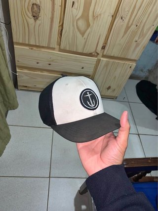 Gorra con logo de ancla