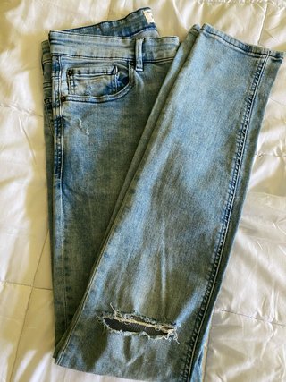 Pantalón vaquero azul con rotura