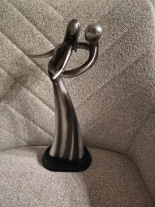 Figura decorativa plateada y de barro