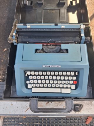 Máquina de escribir Olivetti Studio 46