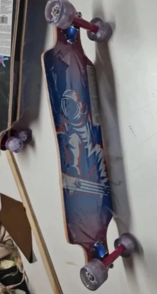 Longboard con diseño de astronauta