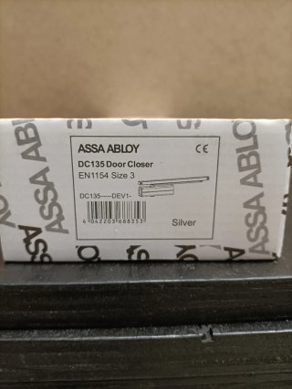 Retenedor de puerta Assa Abloy DC135