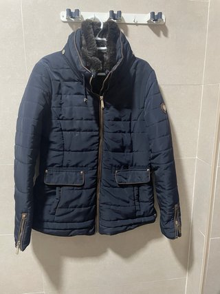Chaqueta acolchada azul de mujer