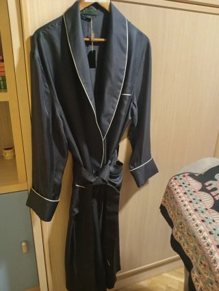 Bata de seda azul marino