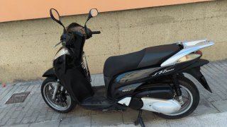 Honda SH 300i biela con holgura motor averiado