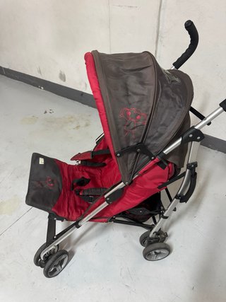 Silla de paseo plegable roja y gris
