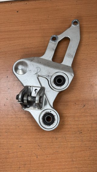 Soporte estribera delantera derecha para Yamaha, MT07 2016. Ref 1WS-27443-00