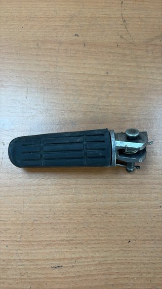 Estribera delantera izquierda para Yamaha, MT07 2016. Ref 1WS-27451-00