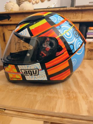Casco AGV con diseño gráfico