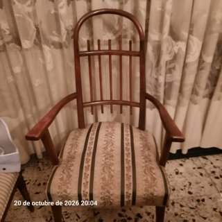 Sillas y sillones de madera con tapizado clásico
