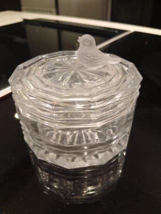 Caja de Cristal Tallado con Figura de Pájaro